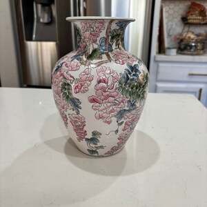 Chinese Pink Wisteria Floral Decorative Porcelain Vase with Qianlong Mark